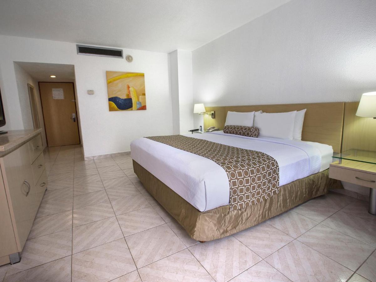 Hs Hotsson Hotel Acapulco Exteriör bild A room at the hotel